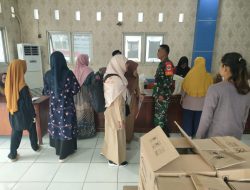 Bantu Masyarakat Babinsa Koramil 11/Pebayuran Kawal Penyaluran Bantuan Pangan di Desa Bantarjay