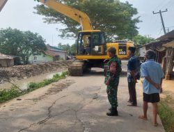 Kesiapsiagaan Menjelang Akhir Tahun Babinsa Dampingi Normalisasi Kali Demi Selamatkan Sawah Warga