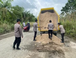 Tekan Angka Kecelakaan, Polsek Kenohan dan PT MSB Tambal Jalan Rusak di Jalur Poros Kenohan-Kota Bangun
