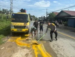 Cegah Kecelakaan, Personel Polsek Loa Janan Sigap Bersihkan Tumpahan Minyak CPO di Jalan Raya
