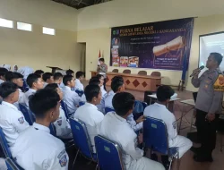 Sosialisasi Keselamatan Berkendara, Polisi Edukasi Pelajar SMA Negeri 1 Sanga Sanga