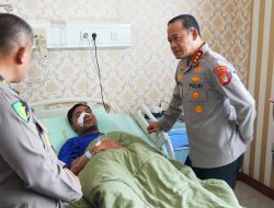 Kapolda Metro Jaya Hadir Berikan Semangat kepada Personel dan Pengemudi Ojol yang Dirawat