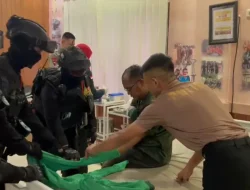 Brimob Polda Metro Jaya Patroli Cipta Kondisi, Bantu Pengemudi Ojol Kecelakaan di Kebun Sirih