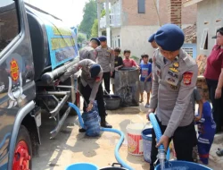 Satuan Brimob Polda Lampung Salurkan Ribuan Liter Air Bersih bagi Masyarakat Terdampak Kekeringan