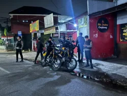 Brimob Polda Metro Jaya Hentikan Pengendara Lawan Arah di Jatinegara