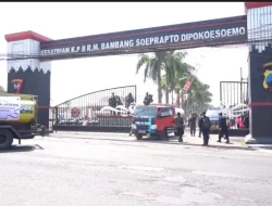Brimob Polda Jateng Kembali Salurkan Air Bersih untuk Warga Terdampak Kekeringan di Semarang