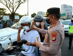 Waspadai Paparan Abu Vulkanik, Kapolres Metro Depok Bersama Polwan Bagikan Masker kepada Masyarakat