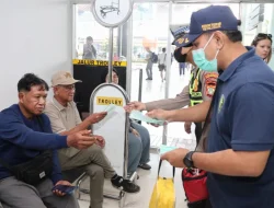 Polisi Beri Layanan Kesehatan dan Bagikan Masker kepada Pengguna Jasa Bandara Soetta