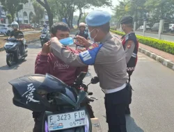 Antisipasi Abu Vulkanik, Polres Tangsel Bagikan 1.000 Masker dan Siram Jalan