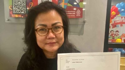 Ledy Sitjo menunjukkan Surat Perjanjian untuk melunasi dana sewa yang tidak disampaikan kepada pemilik unit Scientia Residences, Gading Serpong. (Foto: Ist)