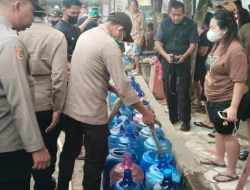 Hadir di Tengah Krisis: Polda Kalbar Gelar Bakti Kesehatan dan Salurkan Air Bersih Bagi Warga