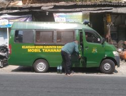 Mobil Tahanan Kejaksaan Kabupaten Sukabumi Diduga Mengisi BBM eceran Pertalite.  ‎