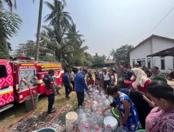 Polsek Pakuhaji Salurkan 3.000 Liter Air Bersih untuk 200 KK Terdampak Kemarau