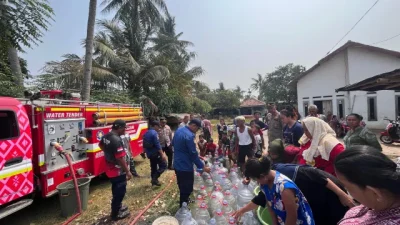 Polsek Pakuhaji Salurkan 3.000 Liter Air Bersih untuk 200 KK Terdampak Kemarau