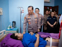 Menguatkan Anggota Yang Terluka, Kapolda Metro Jaya Kunjungi RS Polri