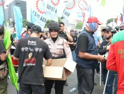 Pelayanan Humanis di DPR, Polisi Bagikan Konsumsi Kepada Massa Aksi