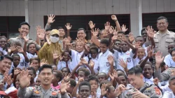 Satgas Damai Cartenz Bagikan Tas dan Alat Tulis untuk Masa Depan Papua