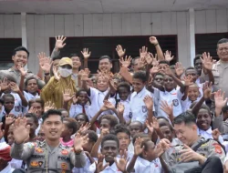 Satgas Damai Cartenz Bagikan Tas dan Alat Tulis untuk Masa Depan Papua
