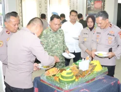 Bawa Tumpeng dan Kue, Polres Metro Tangerang Kota Beri Kejutan HUT TNI ke-81