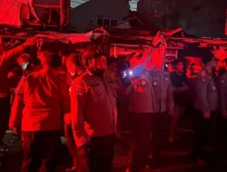 Brimob Metro Jaya Bantu Padamkan Kebakaran di Kramat Pulo Senen