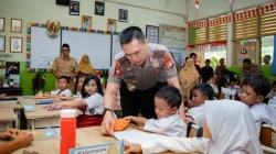Sambangi SDN Gunung 01, Kapolda Metro Jaya Ajak Siswa Biasakan Tertib dan Saling Peduli