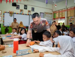 Sambangi SDN Gunung 01, Kapolda Metro Jaya Ajak Siswa Biasakan Tertib dan Saling Peduli