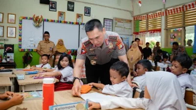 Sambangi SDN Gunung 01, Kapolda Metro Jaya Ajak Siswa Biasakan Tertib dan Saling Peduli